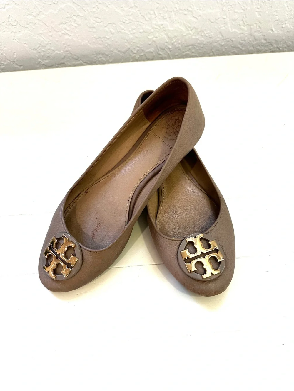 Tory Burch Reva Ballet Pebbled Leather Flats in Taupe Sz 6